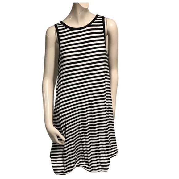 𝅺flowey black and white stripped dress - Picture 1 of 5